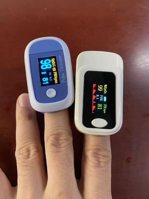 Kleine OLED vingerpuntspulsoximeter handmatig verstelbaar voor SpO2-pulsmonitoring