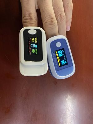 De medische Impuls Oximeter van de het Ziekenhuisoled Vingertop voor Volwassen Pediatrische Kliniek, de monitor van de bloedzuurstof