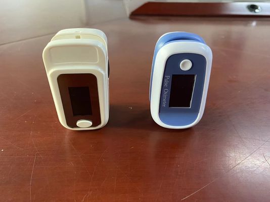 Kleine OLED vingerpuntspulsoximeter handmatig verstelbaar voor SpO2-pulsmonitoring