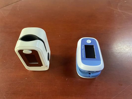 0.96 inch OLED vingerpuntspulsoximeter Kleine handleiding Vier richtingen verstelbaar