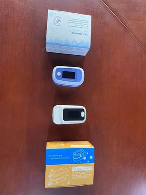 Kleine verstelbare medische vingerpuntspulsoximeter OLED Voor volwassen kind, bloedzuurstofmeter